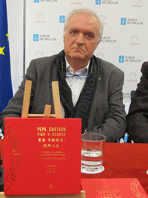 Xulio Ríos con su libro en primer plano