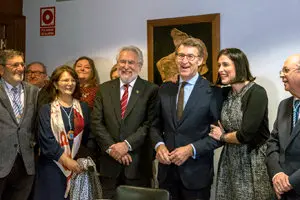 S003 Santander (Cantabria) 14/12/2019
El presidente de la Xunta de Galicia, N˙Òez FeijoÛ(c), firma en el Centro Gallego en Santander al que ha acudido hoy por su 100 aniversario.A su lado la alcaldesa de Santander, Gema Igual (d)y el presidente del Parlamento de la Xunta, Miguel ¡ngel Santalices(i)

FOTO/ROM¡N G. AGUILERA