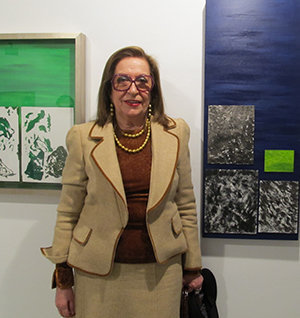 La pintora Amparo Salgueiro ante algunas de las obras que componen su exposición