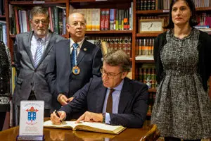 S001 Santander (Cantabria) 14/12/2019
El presidente de la Xunta de Galicia, N˙Òez FeijoÛ(c), firma en el libro del Centro Gallego en Santander al que ha acudido hoy por su 100 aniversario.A su lado la alcaldesa de Santander, Gema Igual (d)y el presidente del Centro (i)

FOTO/ROM¡N G. AGUILERA