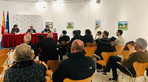 3. La mesa con los integrantes Xosé Hermida, Ramón Jiménez, Marcos Gendre y parte del público que acudió a la presentación