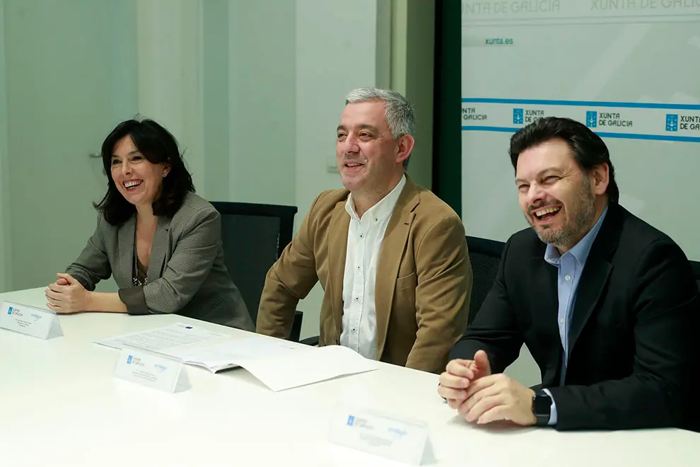 O secretario xeral de Política Lingüística, Valentín García, o secretario xeral da Emigración, Antonio Rodríguez Miranda, e a directora da Amtega, Mar Pereira, presenta en rolda de prensa o novo curso de Celga 2 en liña.