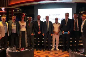 Viaje Retorno-Embajador dirigentes y empresarios posan en el Crucero 1