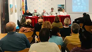 3. La mesa con los intervinientes y parte del público que asistió a la presentación