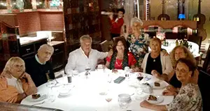 Haudée Piñeiro de pie y Ana Larronde la 1ra a la derecha en el Crucero