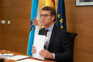 O titular do Goberno galego, Alberto Núñez Feijóo, mantén unha videoconferencia co presidente do Goberno central, Pedro Sánchez, e os outros presidentes autonómicos. Edificio Administratito de San Caetano, Santiago de Compostela, 12/04/20.