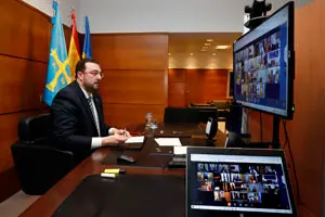 Oviedo. 12-4-2020. El presidente del Principado de Asturias, Adrián Barbón, participa por videoconferencia en la reunión que mantiene el presidente del Gobierno de España, Pedro Sánchez, con los presidentes autonómicos para abordar la crisis del coronavirus.
Foto: Armando Álvarez.