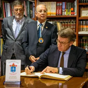 S001 Santander (Cantabria) 14/12/2019
El presidente de la Xunta de Galicia, N˙Òez FeijoÛ(c), firma en el libro del Centro Gallego en Santander al que ha acudido hoy por su 100 aniversario.A su lado la alcaldesa de Santander, Gema Igual (d)y el presidente del Centro (i)

FOTO/ROM¡N G. AGUILERA