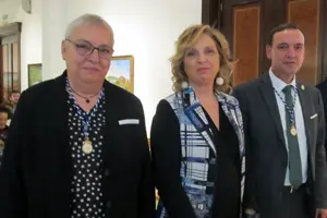 Pilar Falcón llegó acompañada por sus padrinos, Josefa Sanz y Marcelino Agís