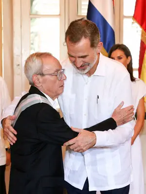 Don Felipe felicita al historiador de la ciudad de La Habana, Eusebio Leal, tras imponerle la Gran Cruz de Carlos III