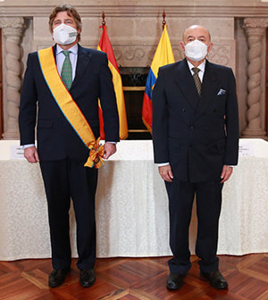 Condecoracion Embajador en Ecuador 1
