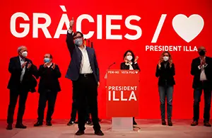 BARCELONA, 14/02/2021.- El candidato a la presidencia de la Generalitat por el PSC, Salvador Illa, celebra los resultados electorales hoy domingo en la sede del Partido Socialista en Barcelona. El PSC ha ganado, en votos, las elecciones en Cataluña. EFE/Toni Albir