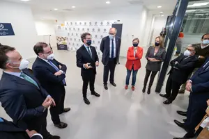 O presidente da Xunta, Alberto Núñez Feijóo, acompañado da conselleira do Mar, Rosa Quintana, visita as novas instalacións da empresa Iberconsa Seafood Processing. Bouzas (Vigo), 10/05/2021