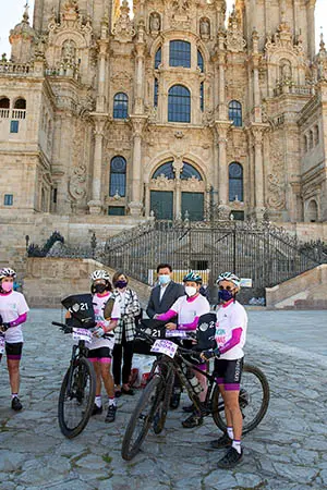 11,30 h.- O secretario xeral da Emigración, Antonio Rodríguez Miranda, e a directora xeral de Competitividade da Axencia de Turismo, María Balesto, reciben as peregrinas do clube de ciclismo Una a Una de Oviedo que realizan o Camiño co obxectivo de visibilizar a investigación contra o cancro de mama metastático.
foto xoán crespo
20/05/2021