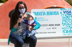 A conselleira de Política Social, Fabiola García, conversa con dúas familias beneficiarias da Tarxeta Benvida na presentación do novo deseño.