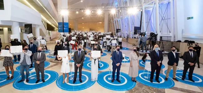 O presidente da Xunta, Alberto Núñez Feijóo, acompañado polo conselleiro de Cultura, Educación e Universidade, Román Rodríguez, e polo secretario xeral da Emigración, Antonio Rodríguez Miranda, participa no encontro cos beneficiarios das Bolsas de Excelencia Mocidade Exterior (Beme). Cidade da Cultura (Santiago de Compostela) , 22/6/2021.