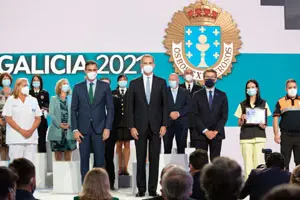 O titular do Goberno galego, Alberto Núñez Feijóo, e o presidente do Goberno de España, Pedro Sánchez, acompaña a S.M. O Rei Felipe VI no acto de imposición da Medalla de Ouro de Galicia 2021. No Museo Centro Gaiás, 25/07/21.