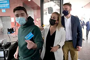 A Coruña
A conselleira de Infraestruturas e Mobilidade, Ethel Vázquez, xunto co delegado territorial da Xunta na Coruña, Gonzalo Trenor, supervisa o funcionamento da tarxeta ‘Xente Nova’, que desde o pasado 21 de maio está operativa en toda Galicia.
08/06/2021
Foto: Moncho Fuentes / AGN