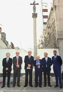 Diplomarticos posan frente al Cruceiro 1 correo