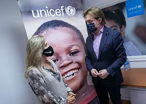 O director xeral de Relacións Exteriores e coa UE, Jesús Gamallo, asina coa presidenta de UNICEF Comité Galicia, Myriam Garabito, a addenda ao convenio de colaboración entre a Xunta e a organización para actuacións de acción humanitaria e de emerxencia.