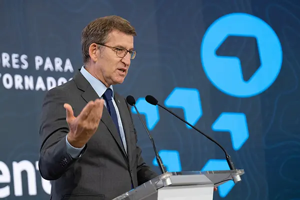 O presidente da Xunta, Alberto Núñez Feijóo, acompañado do secretario xeral para a Emigración, Antonio Rodríguez Miranda, participa no encontro Retorno Emprendedor: Programa Merlo. Cidade da Cultura - Edificio CINC (Santiago de Compostela), 26/10/2021