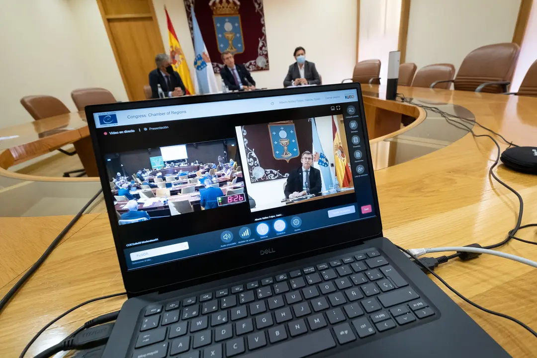 O titular do Goberno galego, Alberto Núñez Feijóo, participa por videoconferencia no debate Rexións e diáspora no marco do Congreso de autoridades locais e rexionais do Consello de Europa. Parlamento de Galicia, 27/10/21.