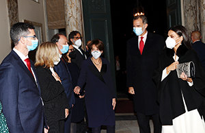 Sus Majestades los Reyes son recibidos por el personal de la Embajada junto a la embajadora de España en Suecia, Cristina Latorre