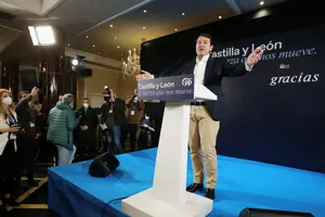 GRAF7674. SALAMANCA, 13/02/2022.- El presidente de la Junta de Castilla y León y candidato del PP a la reelección, Alfonso Fernández Mañueco, comparece ante los medios tras conocer los resultados electorales autonómicos, hoy domingo en Valladolid. El PP, con el escrutinio próximo al cien por cien, ha obtenido 31 escaños, dos más que en los comicios anteriores. EFE/J.MGARCÍA