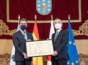 O titular do Goberno galego, Alberto Núñez Feijóo, recibe ao embaixador de Japón, Kenji Hiramatsu, e é condecorado coa Orde do Sol Nacente, Raios Dourados con Cinta Colgante. Pazo de Raxoi, 14/02/22.