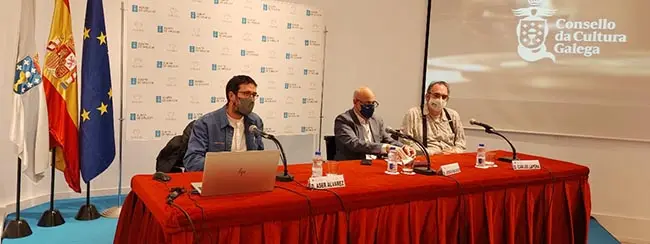  Aser Álvarez, director del documental; Jesús Navazo, vicesecretario de Presidencia de la Xunta de  Galicia; y Carlos Lapeña, investigador de Julio Camba.