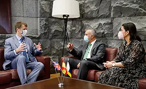 Víctor Torres con embajador británico 2
