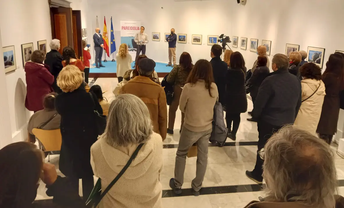 Casa Madrid-Numeroso público acudió a la inauguración de la exposición fotográfica de Eduardo Cimadevila.