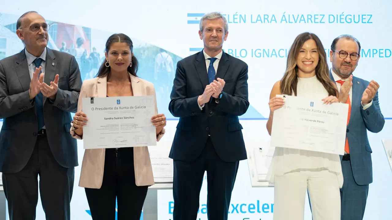 O presidente da Xunta, Alfonso Rueda, acompañado polo secretario xeral da Emigración, Antonio Rodríguez Miranda, participa no encontro cos beneficiarios das Bolsas de Excelencia Mocidade Exterior (Beme). Edificio Fontán, Santiago de Compostela, 17/06/22.