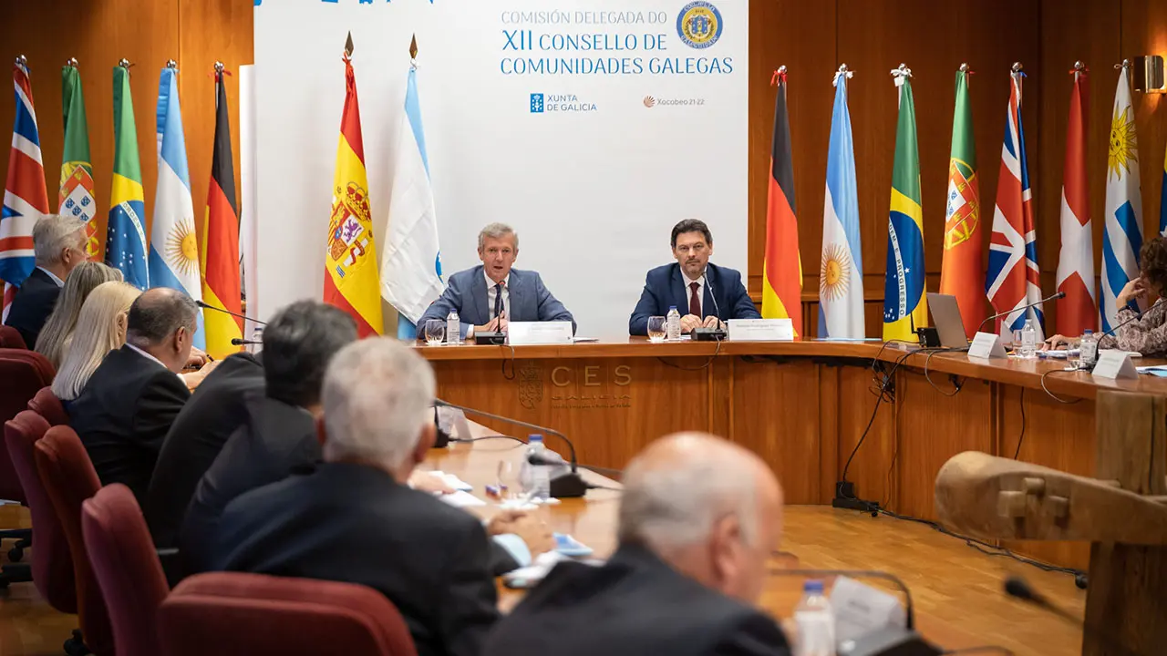 O titular do Goberno galego, Alfonso Rueda, acompañado polo secretario xeral da Emigración, Antonio Rodríguez Miranda, participa na reunión da Comisión Delegada do Consello de Comunidades Galegas. Pazo de Amarante, Santiago de Compostela, 08/07/22.