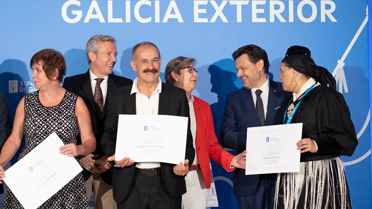O titular do Goberno galego, Alfonso Rueda, acompañado polo secretario xeral da Emigración, Antonio Rodríguez Miranda, preside a recepción oficial con motivo da VI edición do Día da Galicia Exterior. Praza do Obradoiro - Hostal dos Reis Católicos, Santiago de Compostela, 09/07/22.