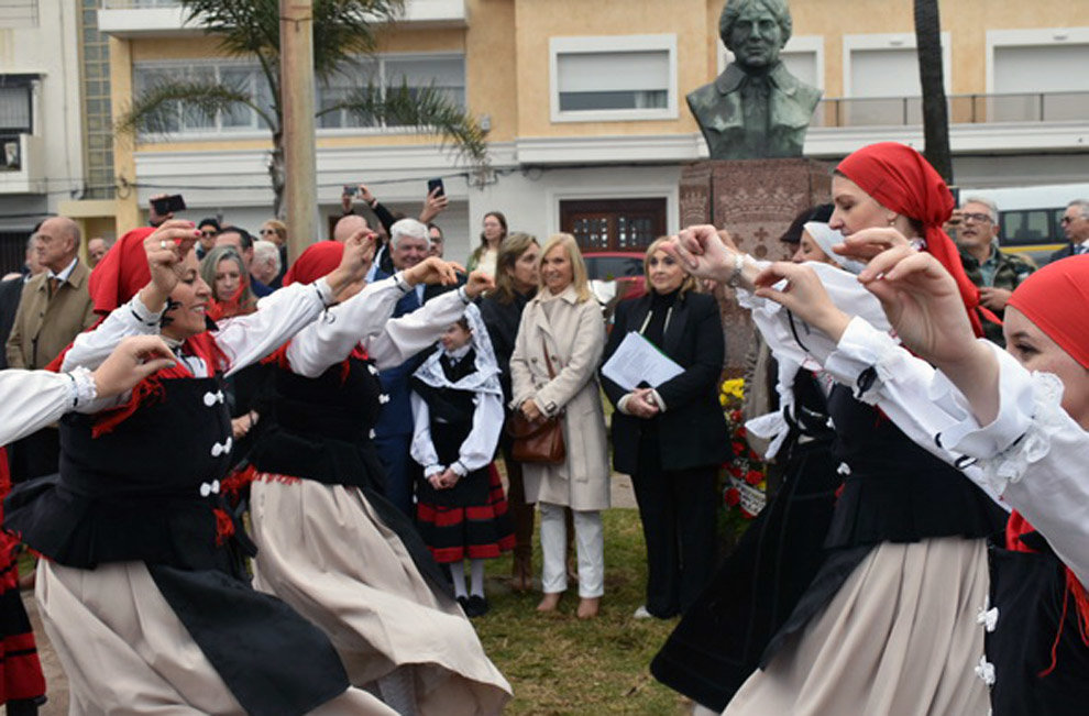 Uru.Dia Galicia danzas arg-charo
