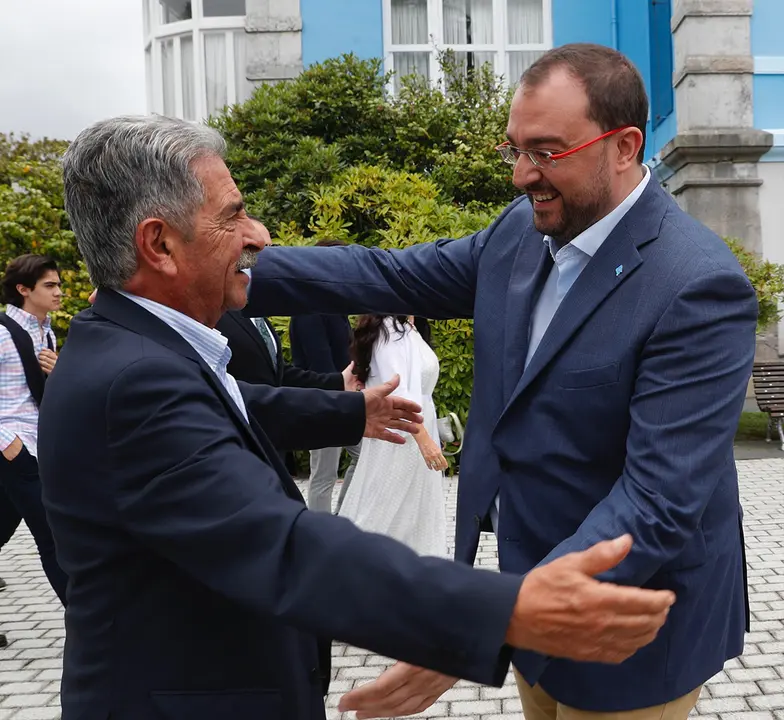 14:00 horas. Colombres (Rivadedeva), Asturias. El presidente de Cantabria, Miguel Ángel Revilla; el vicepresidente y consejero de Universidades, Igualdad, Cultura y Deporte, Pablo Zuloaga y el presidente del Principado de Asturias, Adrián Barbón, asisten al IV Encuentro Hispanoamericano de la Fundación Archivo de Indianos - Museo de la Emigración. © Principado de Asturias