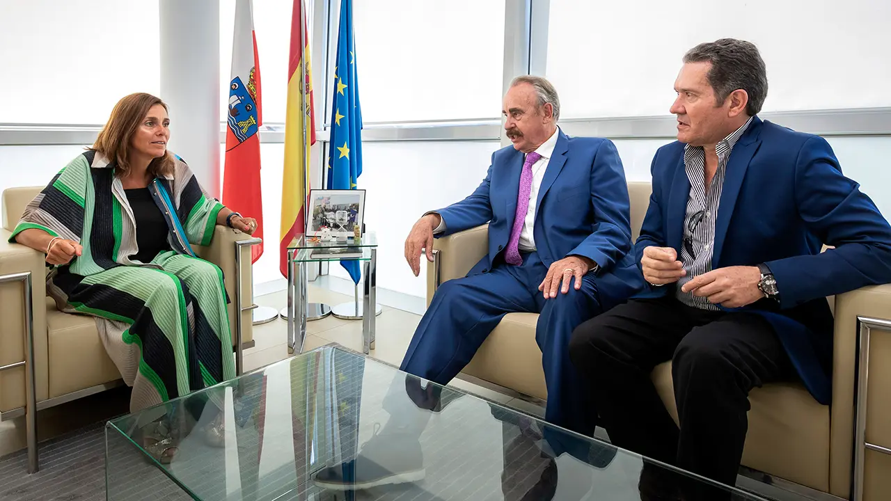 La Consejera de Presidencia, Interior, Justicia y Acción Exteriror, Paula Fernández Viaña, se reúne con el presidente de la Casa de Cantabria en México, Juan Manuel González Noriega. 
Fotografía: Silvia Bouzo