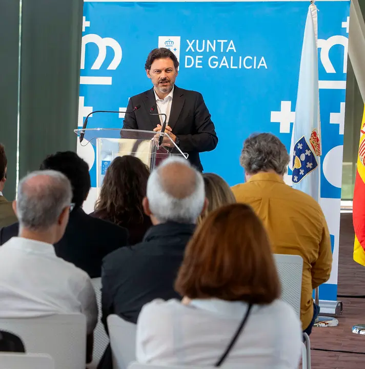 O secretario xeral da Emigración, Antonio Rodríguez Miranda, acompañado polo director xeral de Maiores e Atención Sociosanitaria, Antón Acevedo; e o director do Xacobeo, Ildefonso de la Campa; asiste á presentación do proxecto Bela Galicia de Fegaus.