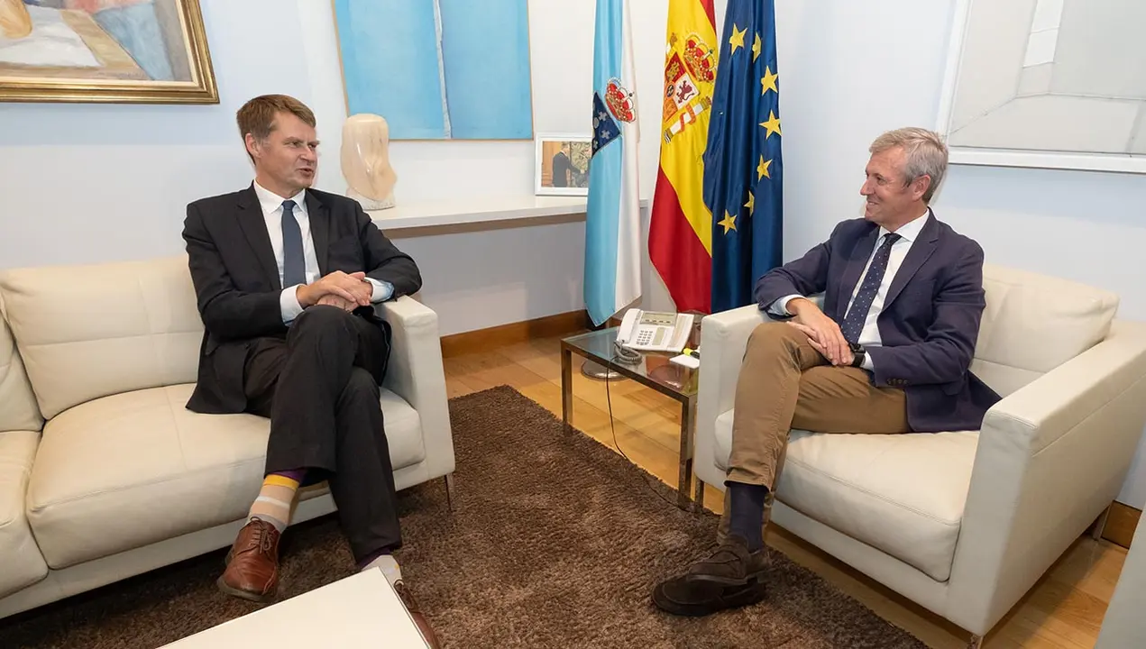 O presidente da Xunta, Alfonso Rueda, recibe ao embaixador británico en España, Hugh Elliott. Edificio Administrativo de San Caetano, 28/09/22.