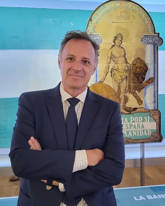 Francisco Javier Arroyo Navarro con escudo de Andalucía detrás