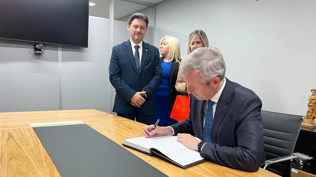 Rueda firmando en el Libro de Oro de Ospaña