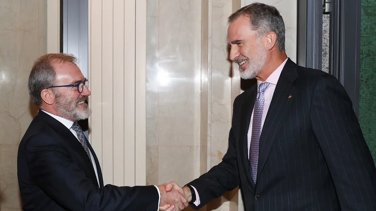 Reyes en Alemania Don Felipe recibe el saludo el embajador de España en la República Federal de Alemania, Ricardo Martínez