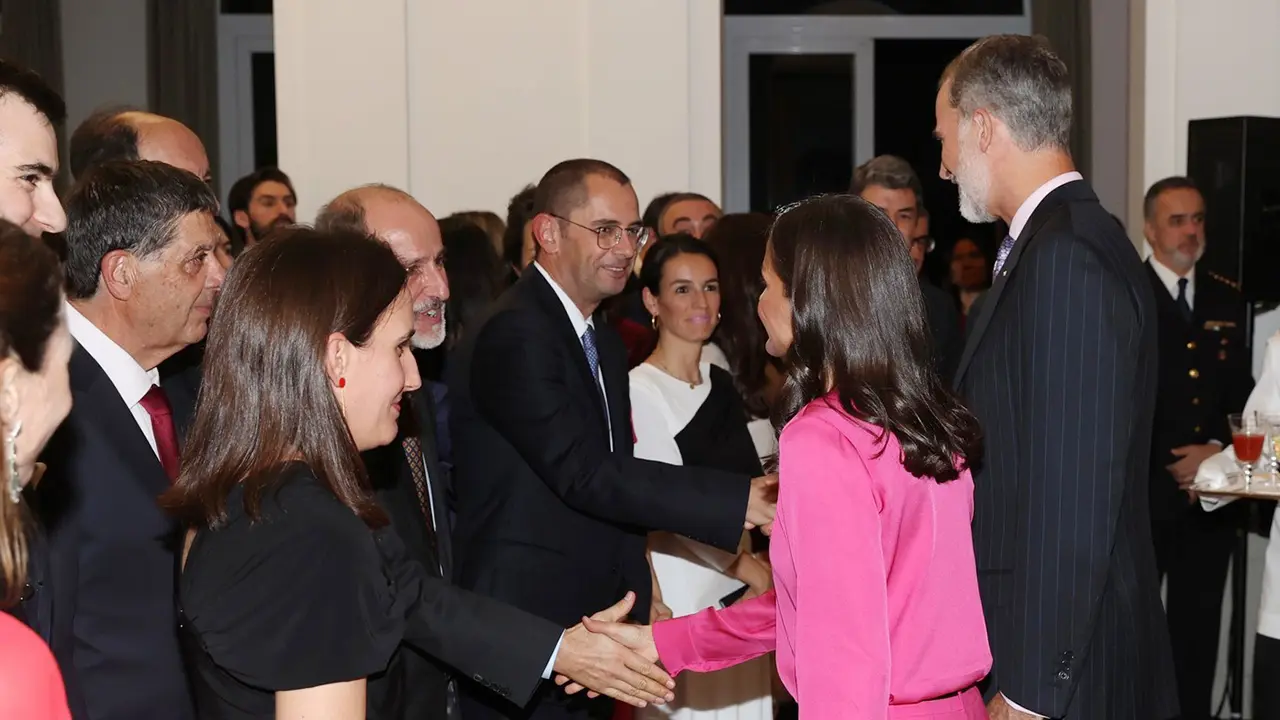 Reyes en Alemania Los Reyes reciben el saludo de los españoles asistentes a la recepción