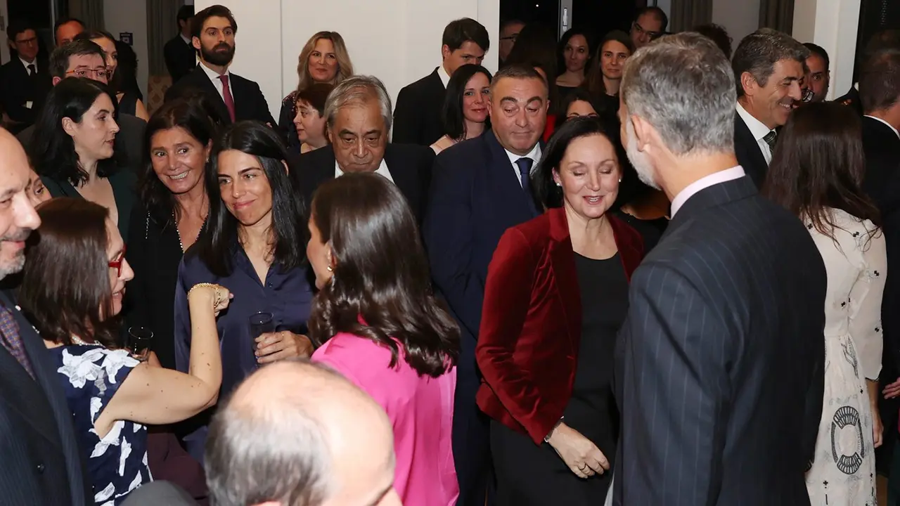 Reyes en Alemania Sus Majestades los Reyes conversan con las personas asistentes a la recepción a la colectividad española