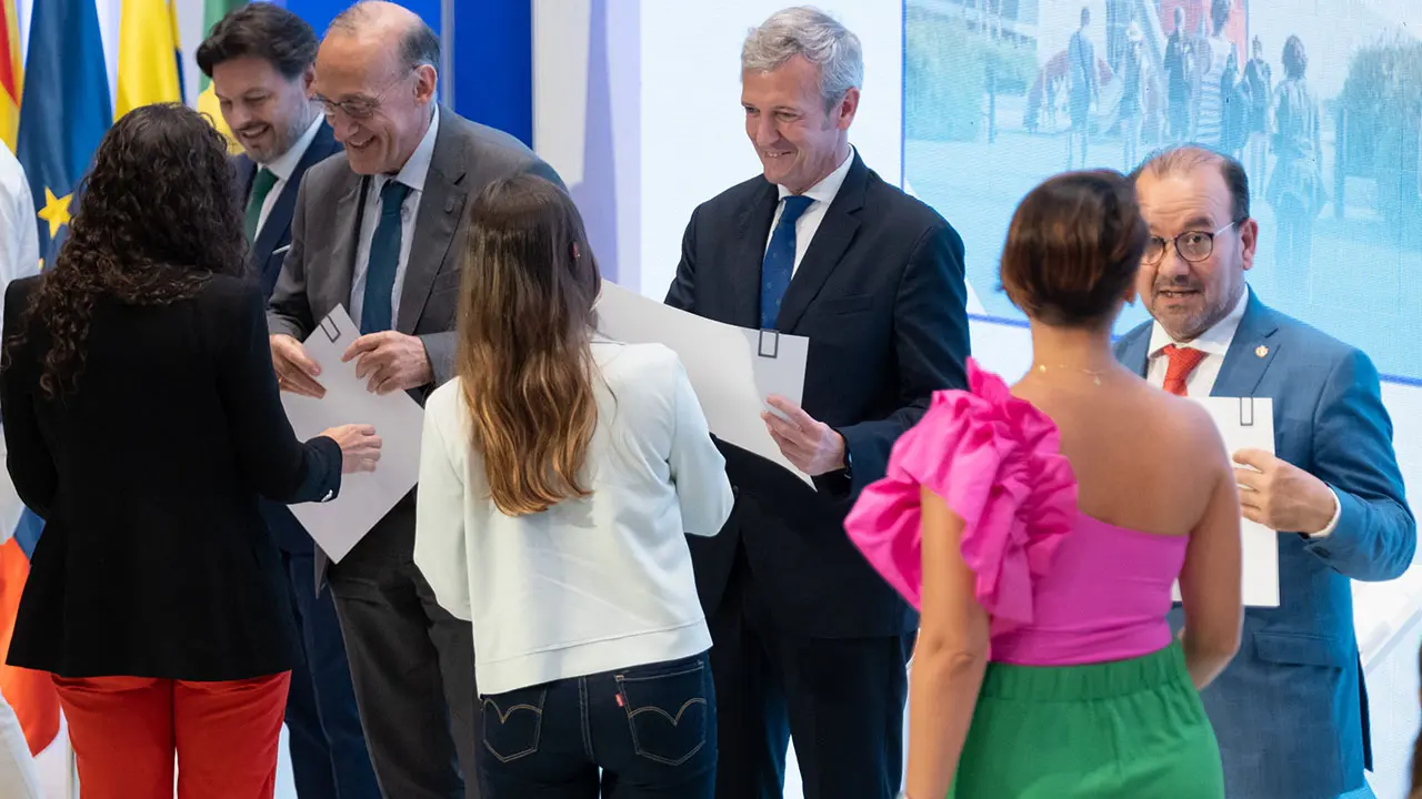 O presidente da Xunta, Alfonso Rueda, acompañado polo secretario xeral da Emigración, Antonio Rodríguez Miranda, participa no encontro cos beneficiarios das Bolsas de Excelencia Mocidade Exterior (Beme). Edificio Fontán, Santiago de Compostela, 17/06/22.