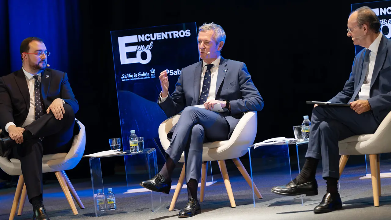 O presidente da Xunta, Alfonso Rueda, mantén un diálogo co presidente do Principado de Asturias, Adrián Barbón na IV Edición de Encontro no EO en Ribadeo, Lugo. Auditorio Hernán Naval (Ribadeo), 28/11/22.