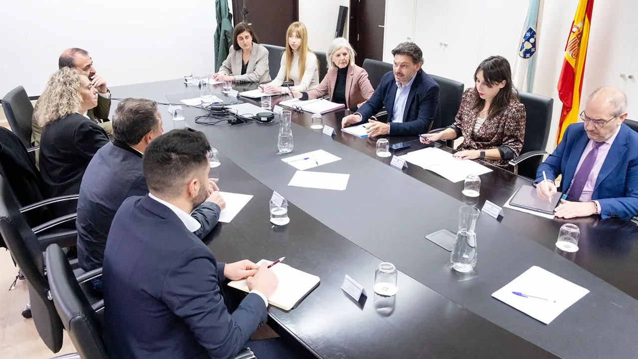 A conselleira de Promoción do Emprego e Igualdade, María Jesús Lorenzana, e o secretario xeral da Emigración, Antonio Rodríguez Miranda, manterán un encontro para avanzar nos programas de emprego da Estratexia Retorna 2026. 

foto xoán crespo
