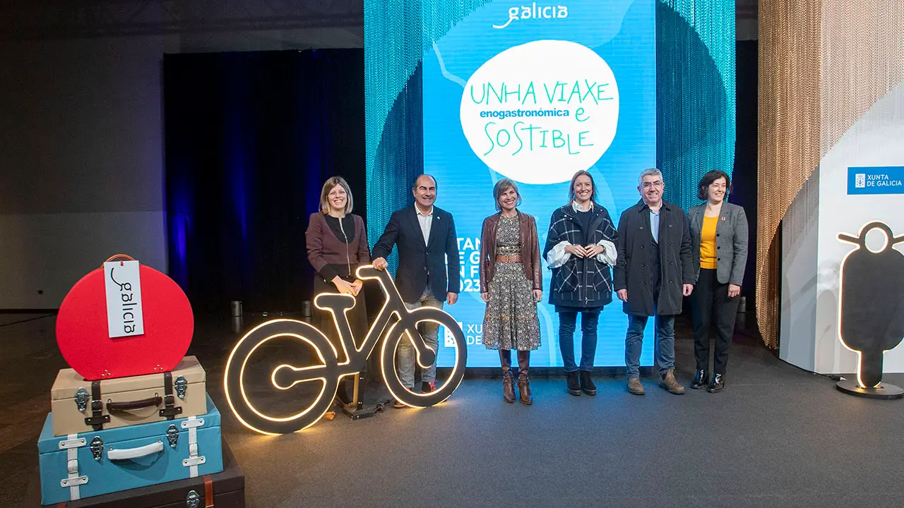    A  directora de Turismo de Galicia, Nava Castro, a xerente de Galicia Calidade, Ana Méndez, e a directora do Centro Superior de Hostelería, Marta Fernández, presentan en rolda de prensa o stand de Galicia en Fitur. 