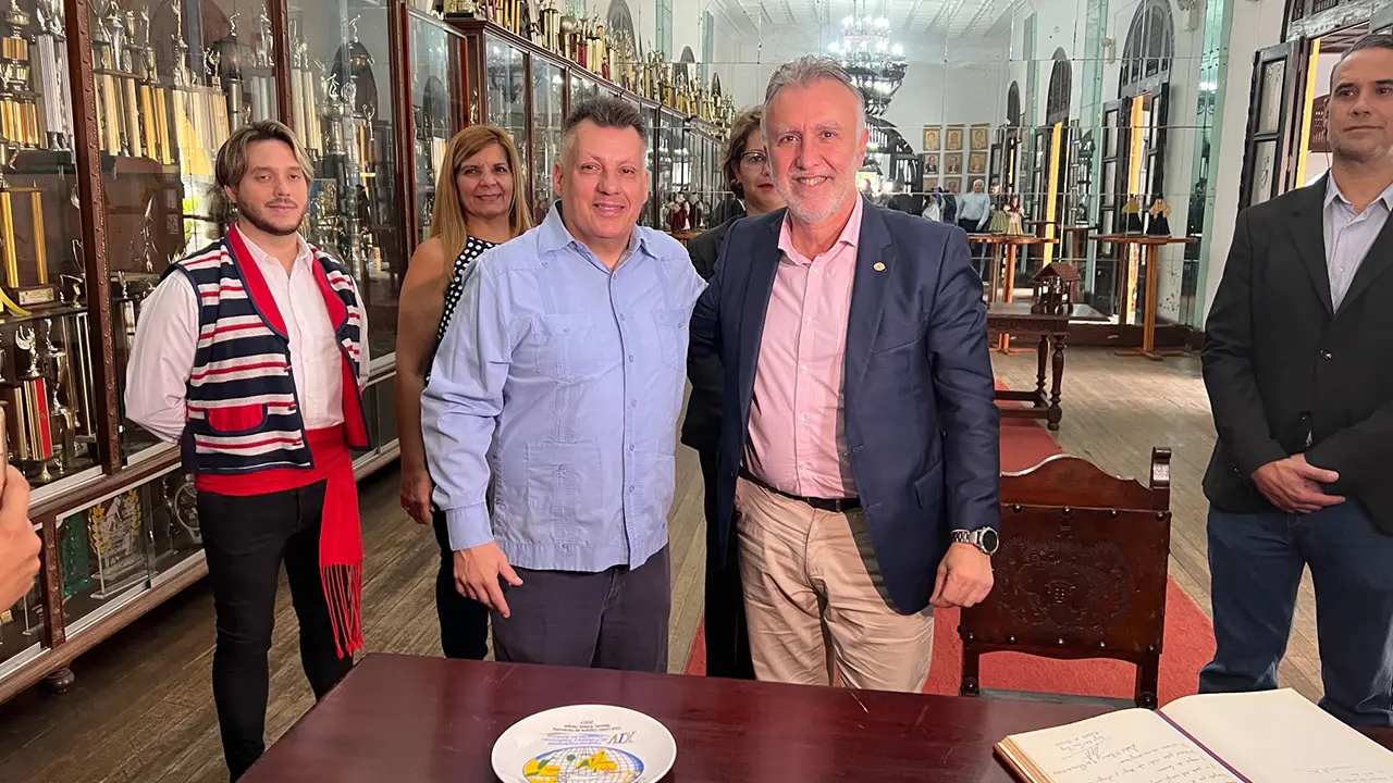 Torres con el presidente del Hogar Canario